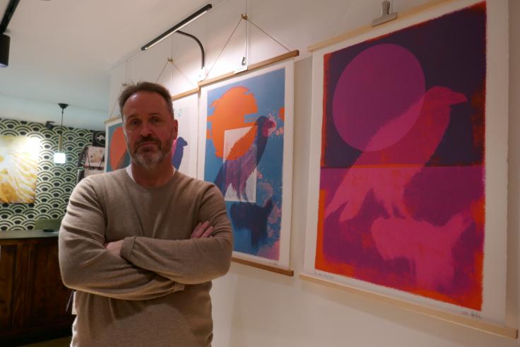 Antoine devant sa série "corbeau".